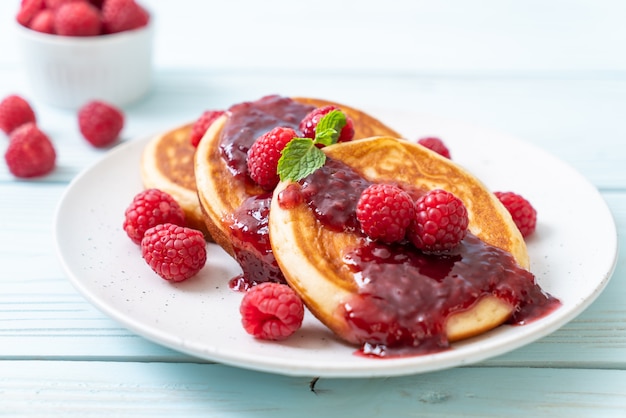 Pancake con lamponi freschi e salsa di lamponi