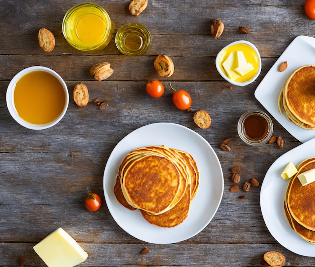 Pancake con miele e tè su una vista superiore del piatto bianco