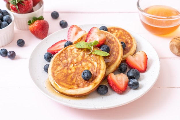 pancake con mirtilli freschi, fragole fresche e miele