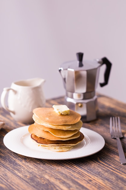 Pancake con sciroppo d'acero su un piatto