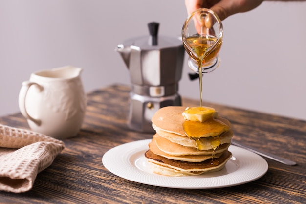 Pancake con sciroppo d'acero su un piatto