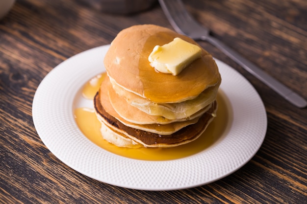 Pancake con sciroppo d'acero su un piatto