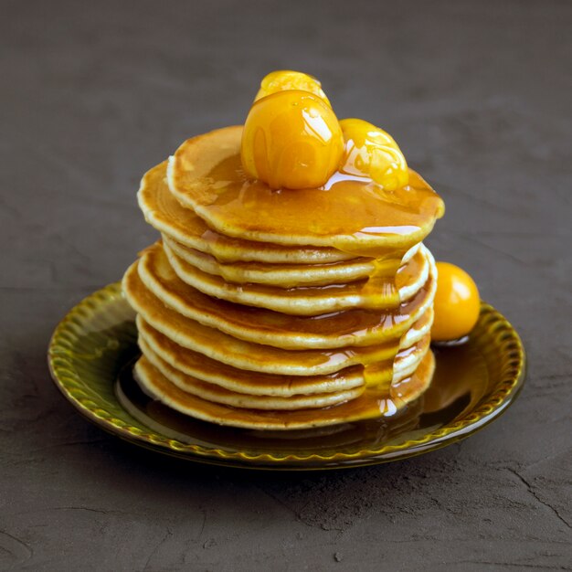 Pancake con terra ciliegia su sfondo grigio.