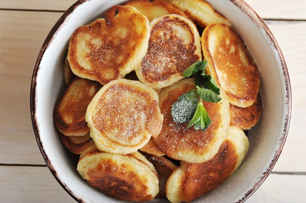 Pancake con zucchero a velo sul piatto