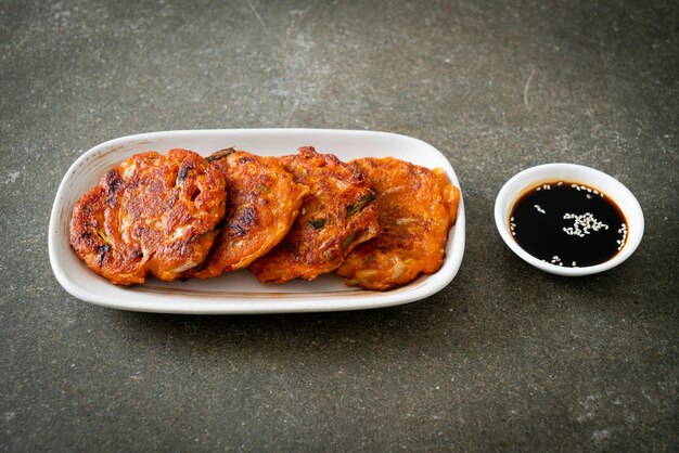 Pancake coreano Kimchi o Kimchijeon - Uovo misto fritto, Kimchi e farina - Stile alimentare tradizionale coreano