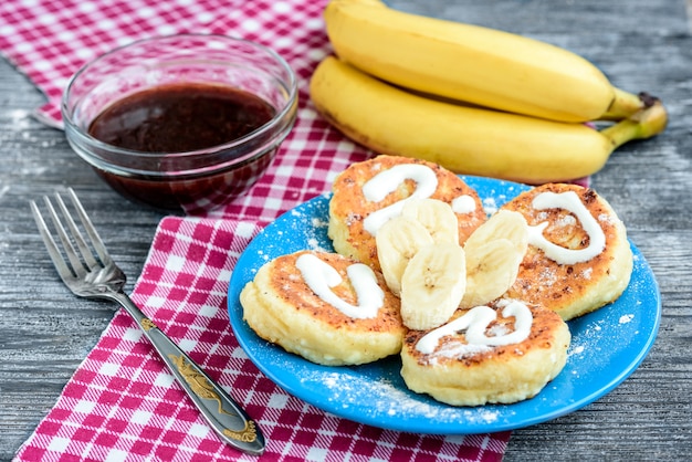 Pancake della ricotta sul piatto blu