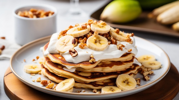 Pancake di avena e banana con yogurt e noci su un piatto