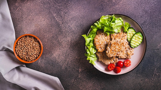 Pancake di grano saraceno fatti in casa con verdure e erbe fresche su un piatto