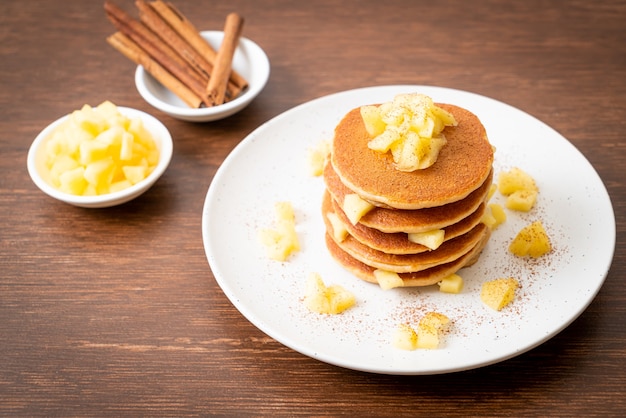 pancake di mele o crepe di mele con cannella in polvere