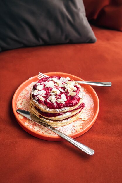 pancake fatti in casa con marmellata di lampone su un piatto colazione a letto