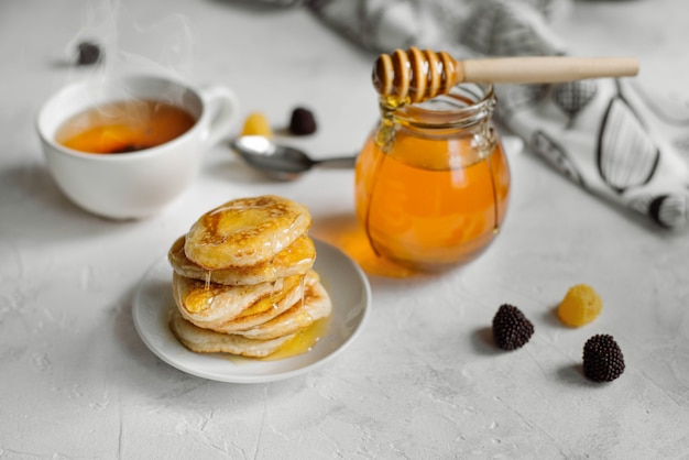 Pancake fatti in casa stile americano con sciroppo di miele