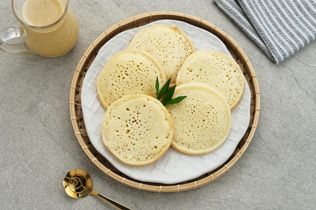 Pancake indonesiano Serab Durian a base di farina di riso e latte di cocco servito con salsa durian