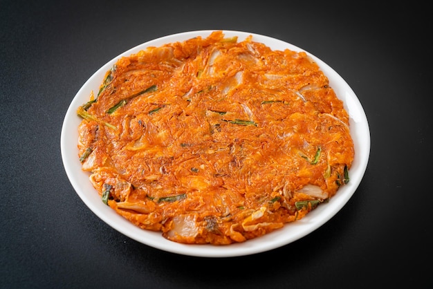 Pancake Kimchi coreano o Kimchijeon - Uovo misto fritto, Kimchi e farina - Stile alimentare coreano