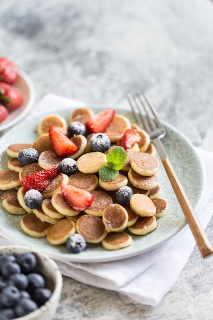 Pancake minuscoli e deliziosi su un piatto