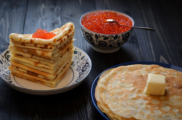 Pancake russi tradizionali con caviale rosso