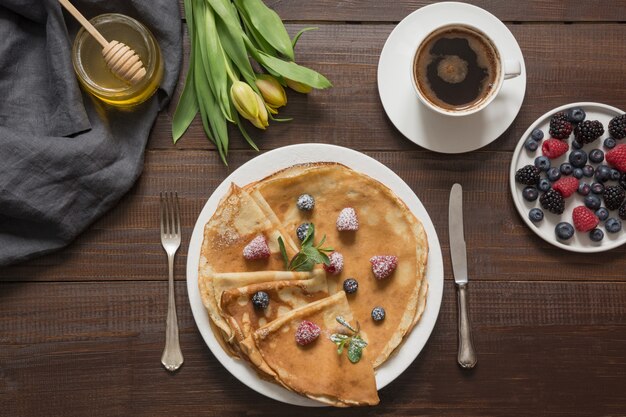 Pancake russi tradizionali della prima colazione, caffè, bacca, miele. Primavera. Carnevale.