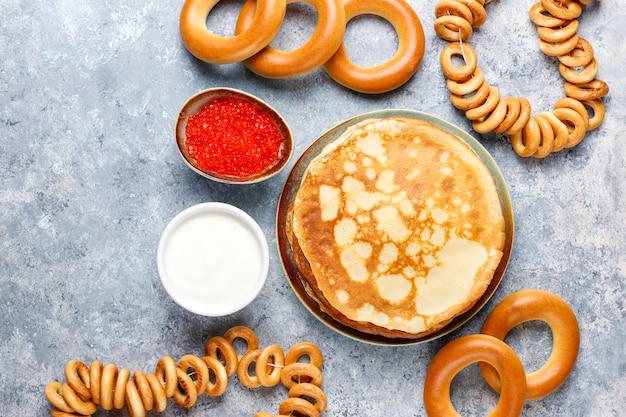 Pancake russo blini con marmellata di lamponi, miele, panna fresca e caviale rosso, zollette di zucchero, ricotta, bubliks