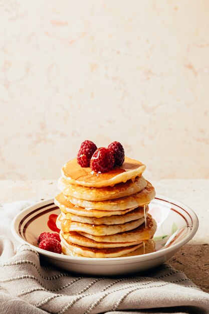 Pancake su un piatto con lamponi freschi