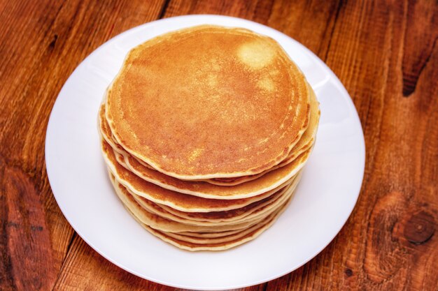 Pancake sul marrone di legno. Vacanze di primavera a Shrovetide