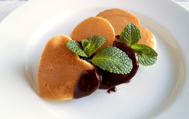 Pancakes a San Valentino. su un piatto bianco