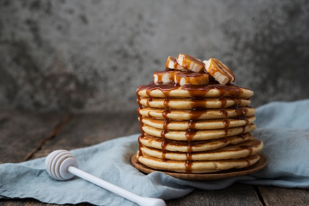 Pancakes americani con banana e caramello