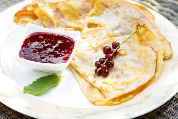 Pancakes con bacche di ribes e marmellata