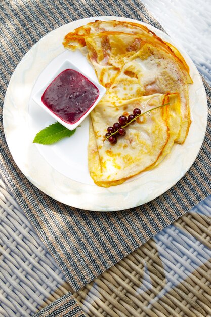 Pancakes con bacche di ribes e marmellata