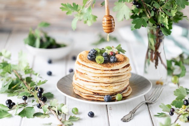 Pancakes con bacche fresche e miele