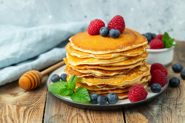 Pancakes, con bacche fresche e miele