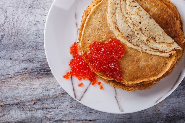 Pancakes con caviale rosso