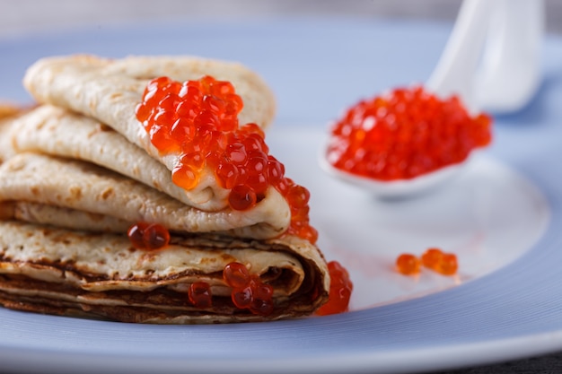 Pancakes con caviale rosso.