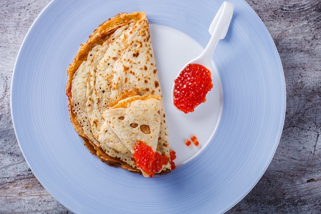 Pancakes con caviale rosso.