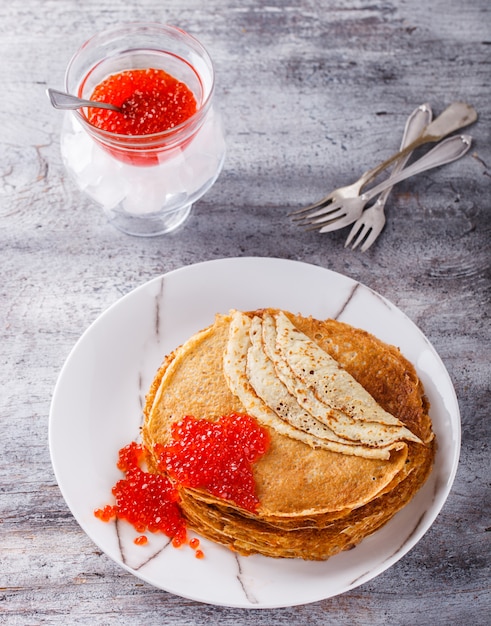 Pancakes con caviale rosso