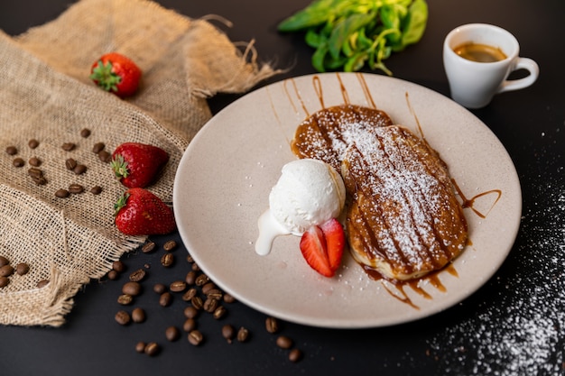 Pancakes con frutti di bosco e sciroppo d'acero