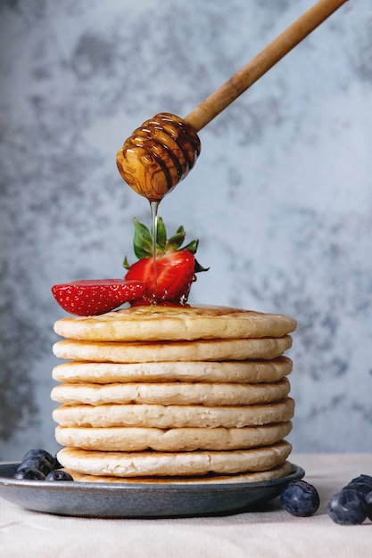 Pancakes con frutti di bosco freschi