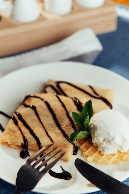 Pancakes con gelato e salsa al cioccolato