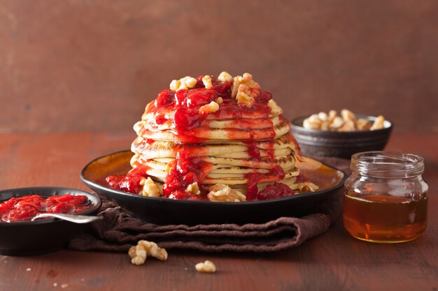 Pancakes con marmellata di fragole e noci. gustoso dessert