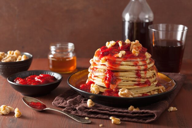 Pancakes con marmellata di fragole e noci. gustoso dessert