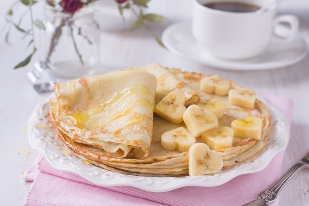 Pancakes con miele e banane a forma di cuore