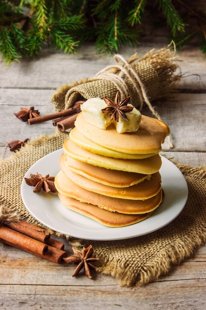 Pancakes con miele e burro. Messa a fuoco selettiva