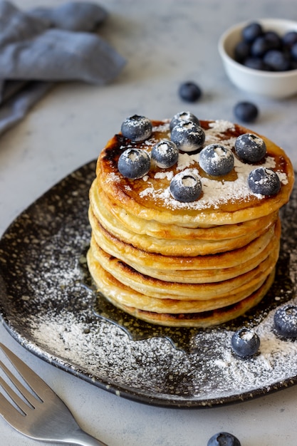 Pancakes con mirtilli e miele. Colazione. Cibo vegetariano. Ricetta.