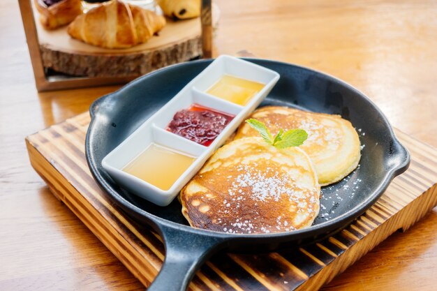 Pancakes con salsa dolce per colazione