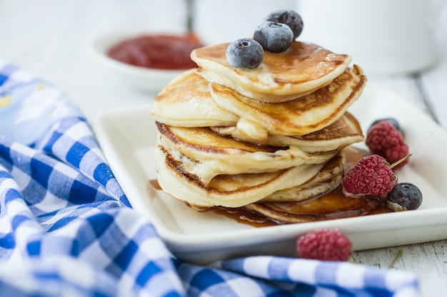 Pancakes con sciroppo d'acero. Pancakes Day. Pila di frittelle.