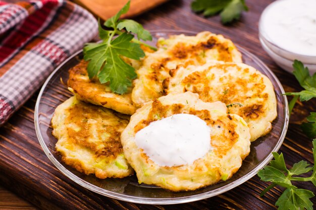 Pancakes di zucchine con salsa ed erbe