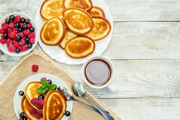 Pancakes su uno sfondo chiaro. messa a fuoco selettiva.