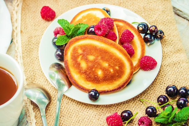 Pancakes su uno sfondo chiaro. messa a fuoco selettiva.