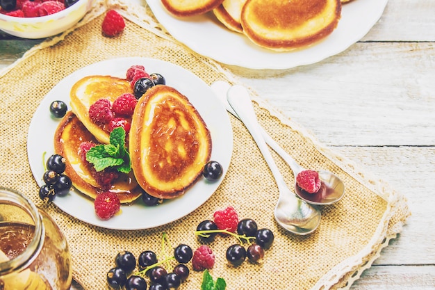 Pancakes su uno sfondo chiaro. messa a fuoco selettiva.