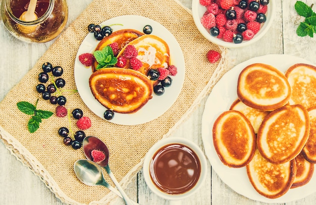 Pancakes su uno sfondo chiaro. messa a fuoco selettiva.