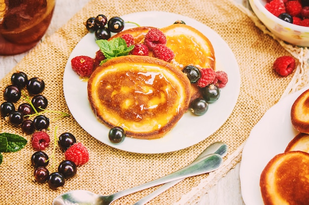 Pancakes su uno sfondo chiaro. messa a fuoco selettiva.