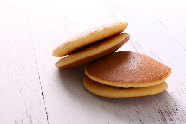 Pancakes sul tavolo di legno bianco